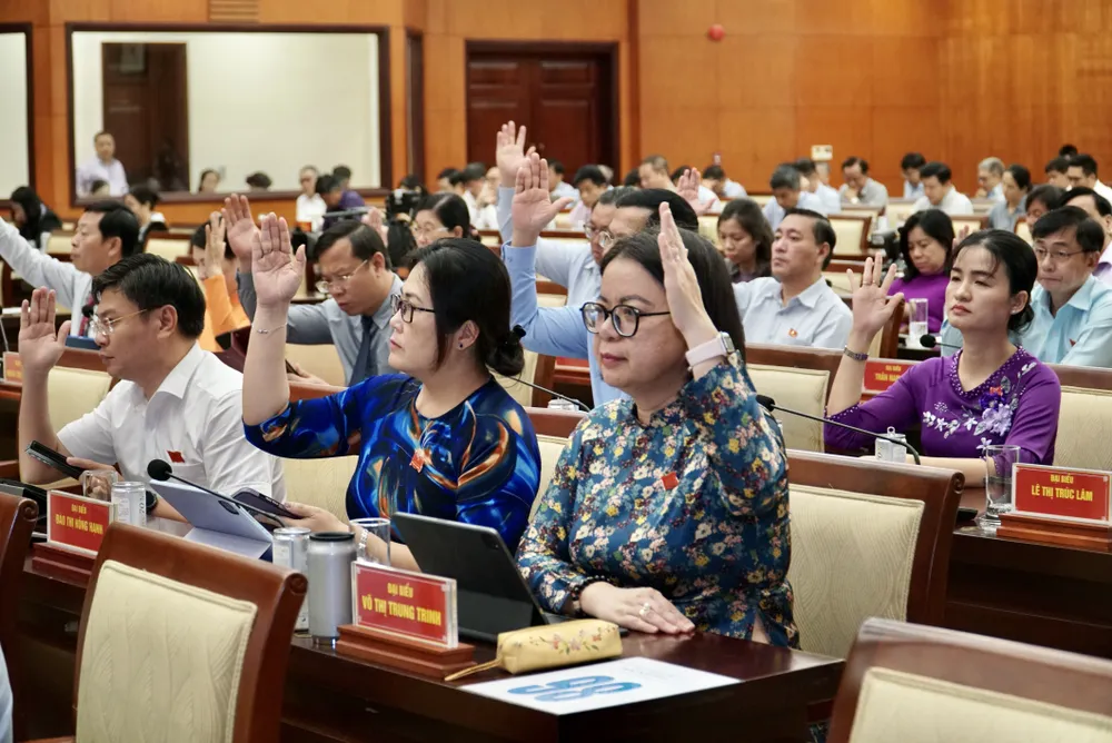 Các đại biểu HĐND TP.HCM biểu quyết thông qua các dự thảo nghị quyết, sáng 12-7. Ảnh: BẢO PHƯƠNG