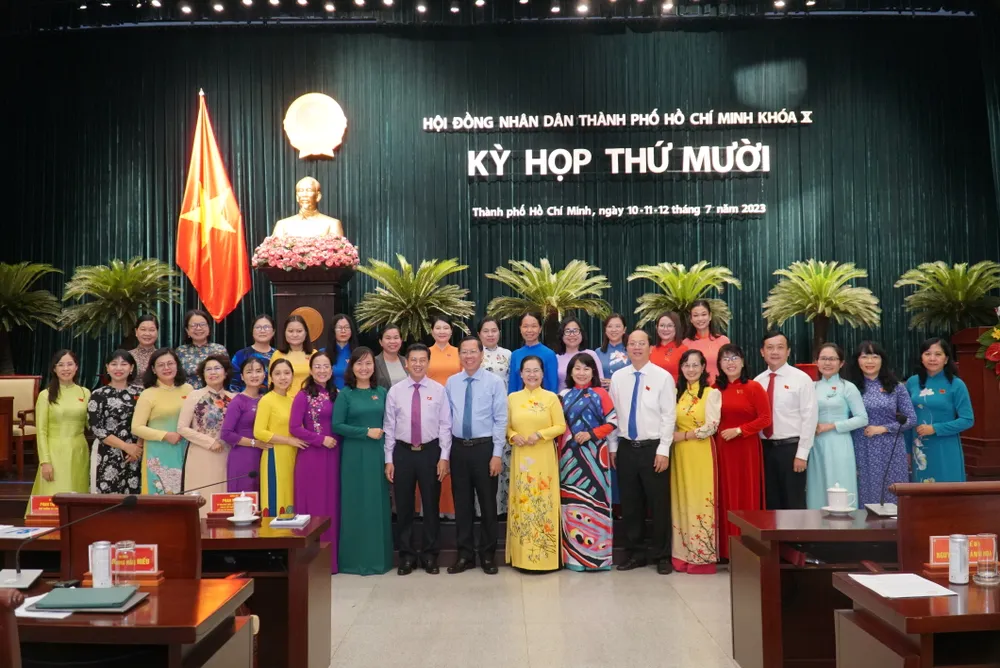 Các đại biểu chụp ảnh lưu niệm sau phiên bế mạc kỳ họp, ngày 12-7. Ảnh: BẢO PHƯƠNG