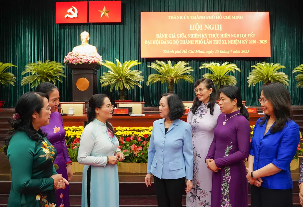 Thường trực Ban Bí thư Trương Thị Mai trao đổi với đại biểu TP.HCM bên lề hội nghị. Ảnh: BẢO PHƯƠNG