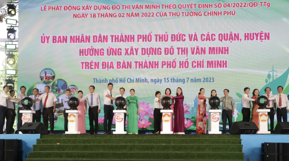 Đại diện UBND 21 quận, huyện và TP Thủ Đức thực hiện nghi thức hưởng ứng lễ phát động. Ảnh: Q.S Đại diện UBND 21 quận, huyện và TP Thủ Đức thực hiện nghi thức hưởng ứng lễ phát động. Ảnh: Q.S