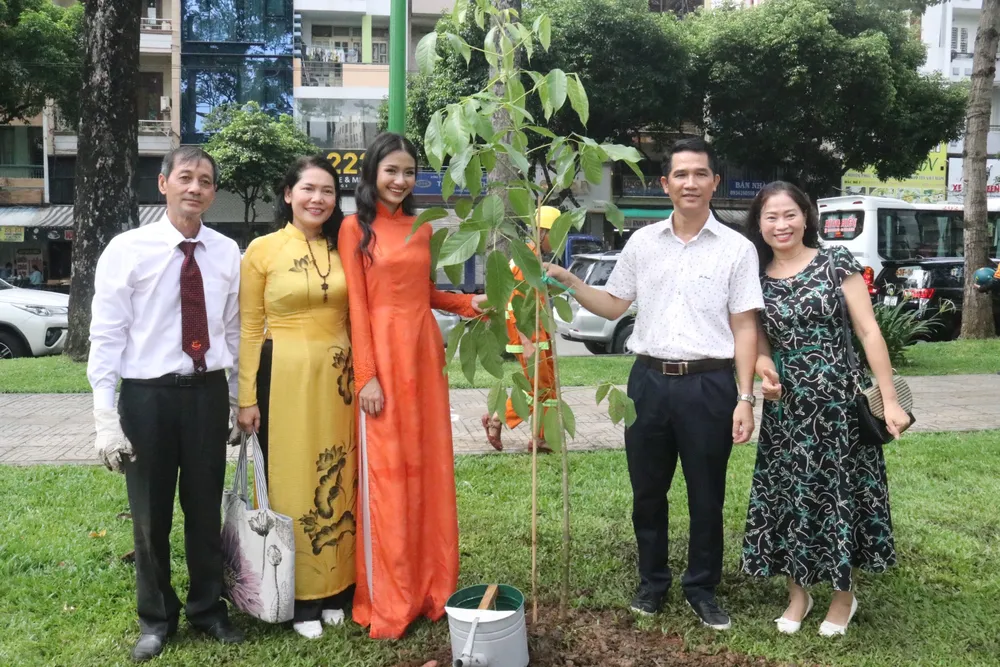 Các đại biểu tham gia trồng cây tại ngày hội. Ảnh: Q.S Các đại biểu tham gia trồng cây tại ngày hội. Ảnh: Q.S