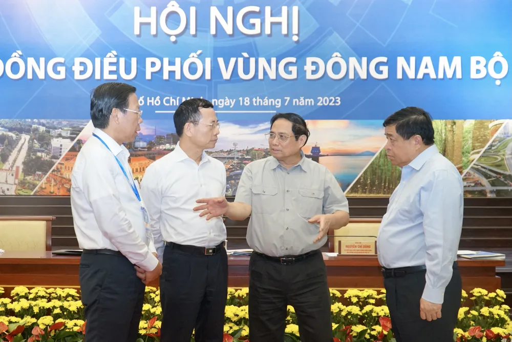 Thủ tướng Phạm Minh Chính trao đổi với các đại biểu bên lề hội nghị. Ảnh: BẢO PHƯƠNG