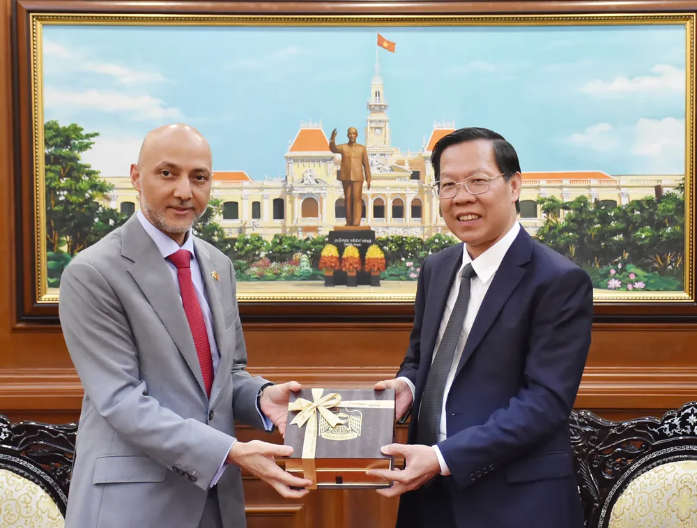 Chủ tịch UBND TP.HCM Phan Văn Mãi tiếp ông Bader Almatrooshi, Đại sứ Các Tiểu Vương quốc Ả Rập Thống Nhất (UAE) tại Việt Nam. Ảnh: S.H Chủ tịch UBND TP.HCM Phan Văn Mãi tiếp ông Bader Almatrooshi, Đại sứ Các Tiểu Vương quốc Ả Rập Thống Nhất (UAE) tại Việt Nam. Ảnh: S.H
