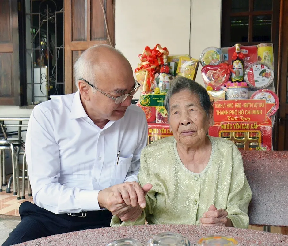 Trưởng Ban Tuyên giáo Thành ủy TP.HCM Phan Nguyễn Như Khuê, thăm, tặng quà Mẹ Việt Nam anh hùng Ngô Thị Hội. Ảnh: THANHUYTPHCM
