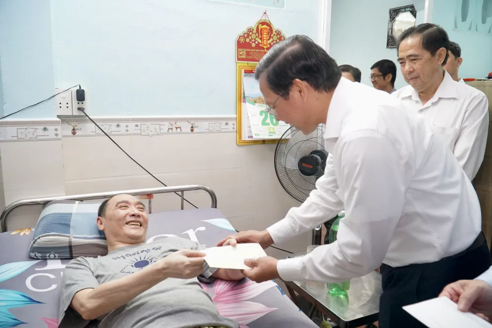 Đoàn đại biểu đến thăm và tặng quà cho thương binh Huỳnh Lập Hiến. Ảnh: BẢO PHƯƠNG Đoàn đại biểu đến thăm và tặng quà cho thương binh Huỳnh Lập Hiến. Ảnh: BẢO PHƯƠNG