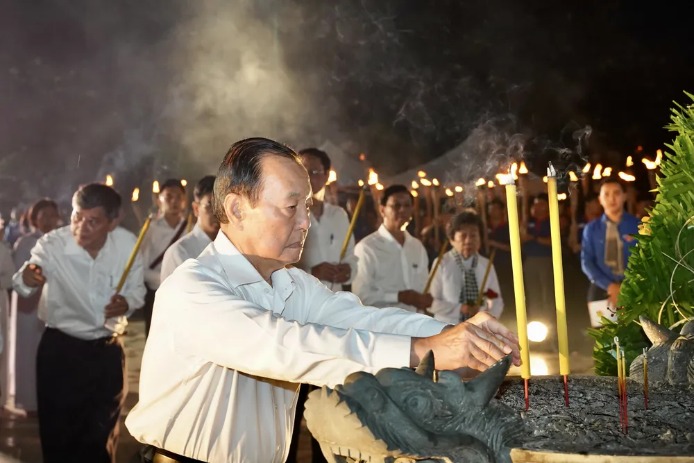 Ông Lê Thanh Hải, nguyên Bí thư Thành ủy TP.HCM, dâng hương tri ân các anh hùng liệt sĩ. Ảnh: BẢO PHƯƠNG Ông Lê Thanh Hải, nguyên Bí thư Thành ủy TP.HCM, dâng hương tri ân các anh hùng liệt sĩ. Ảnh: BẢO PHƯƠNG