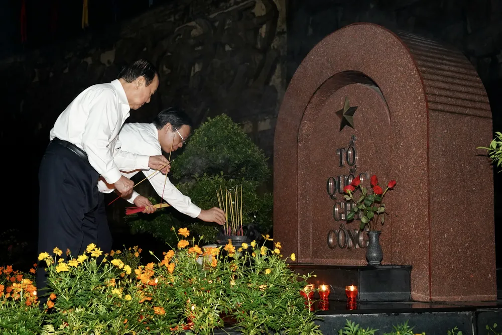 Các đại biểu dâng hương tại phần mộ liệt sĩ. Ảnh: BẢO PHƯƠNG Các đại biểu dâng hương tại phần mộ liệt sĩ. Ảnh: BẢO PHƯƠNG