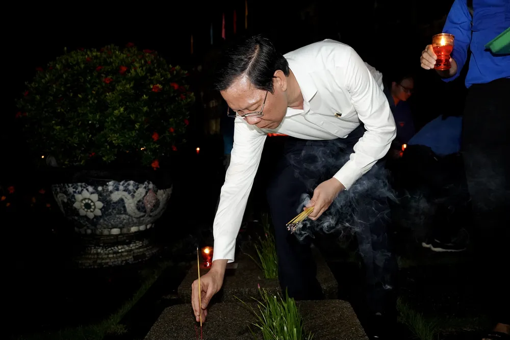 Chủ tịch UBND TP.HCM Phan Văn Mãi thắp hương tại phần mộ liệt sĩ. Ảnh: BẢO PHƯƠNG Chủ tịch UBND TP.HCM Phan Văn Mãi thắp hương tại phần mộ liệt sĩ. Ảnh: BẢO PHƯƠNG