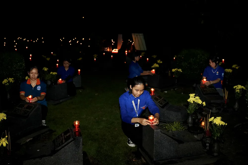Các đoàn viên, thanh niên thắp nến tri ân các anh hùng, liệt sĩ. Ảnh: BẢO PHƯƠNG Các đoàn viên, thanh niên thắp nến tri ân các anh hùng, liệt sĩ. Ảnh: BẢO PHƯƠNG