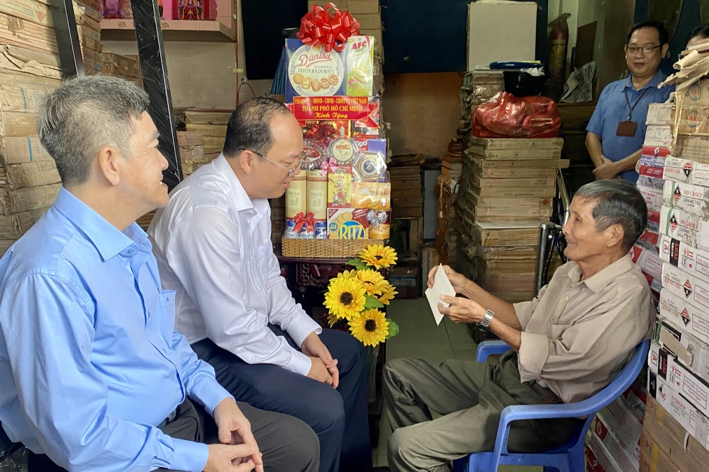 Phó Bí thư TP Nguyễn Hồ Hải thăm hỏi sức khỏe ông Phạm Văn Chính. Ảnh: BẢO PHƯƠNG