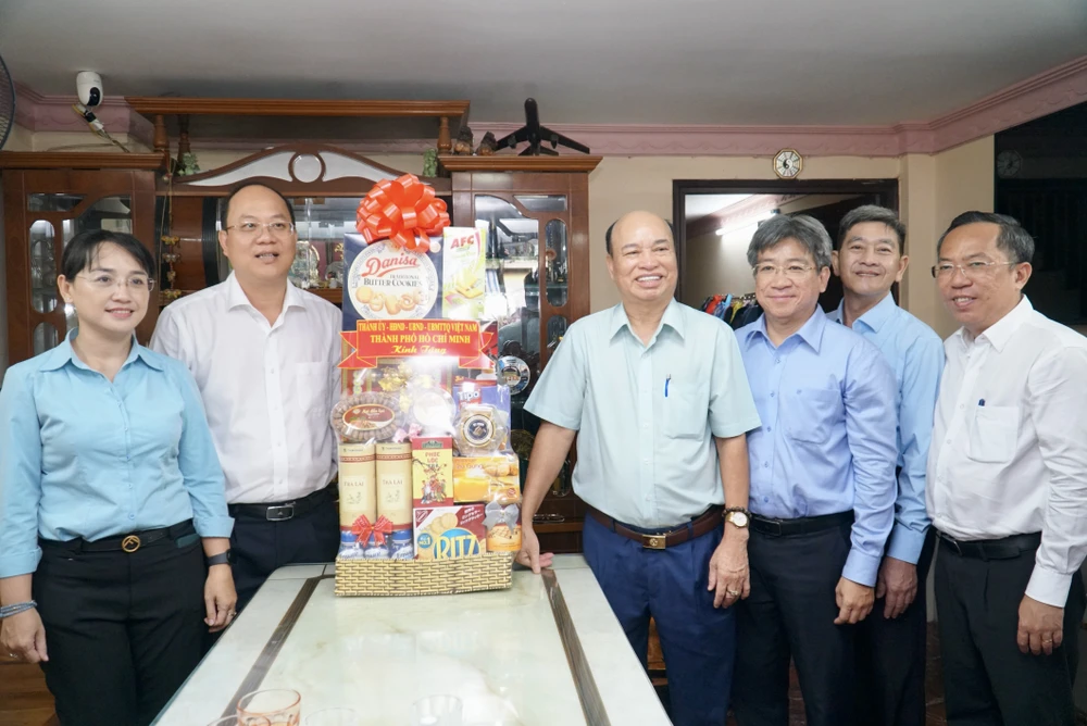 Phó Bí thư TP.HCM Nguyễn Hồ Hải trao quà cho ông Nguyễn Văn Minh. Ảnh: BẢO PHƯƠNG