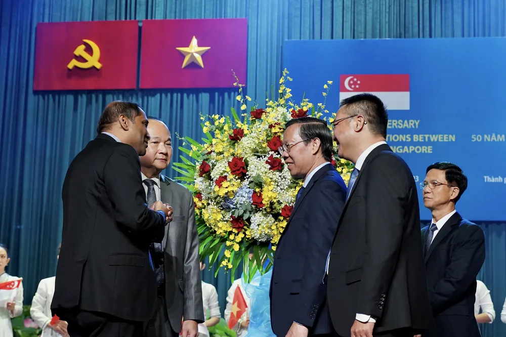 Chủ tịch UBND TP.HCM Phan Văn Mãi thảo luận cùng Đại sứ Singapore Jaya Ratman, Tổng Lãnh sự Singapore Kho Ngee Seng Roy. Ảnh: BẢO PHƯƠNG Chủ tịch UBND TP.HCM Phan Văn Mãi thảo luận cùng Đại sứ Singapore Jaya Ratman, Tổng Lãnh sự Singapore Kho Ngee Seng Roy. Ảnh: BẢO PHƯƠNG