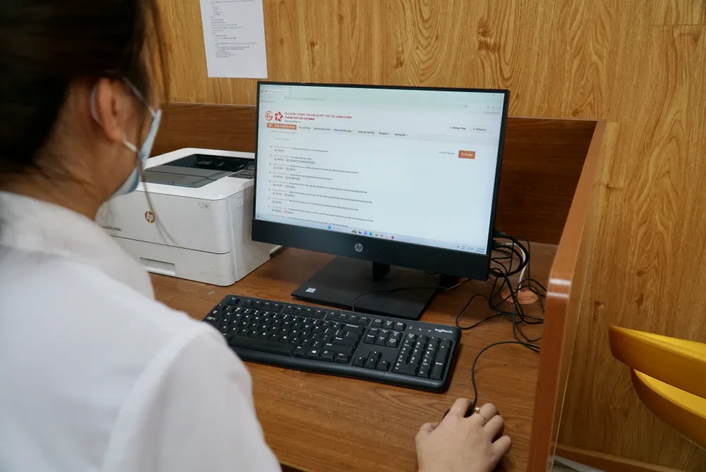 Người dân nộp hồ sơ trực tuyến trên cổng dịch vụ công. Ảnh: BẢO PHƯƠNG Người dân nộp hồ sơ trực tuyến trên cổng dịch vụ công. Ảnh: BẢO PHƯƠNG