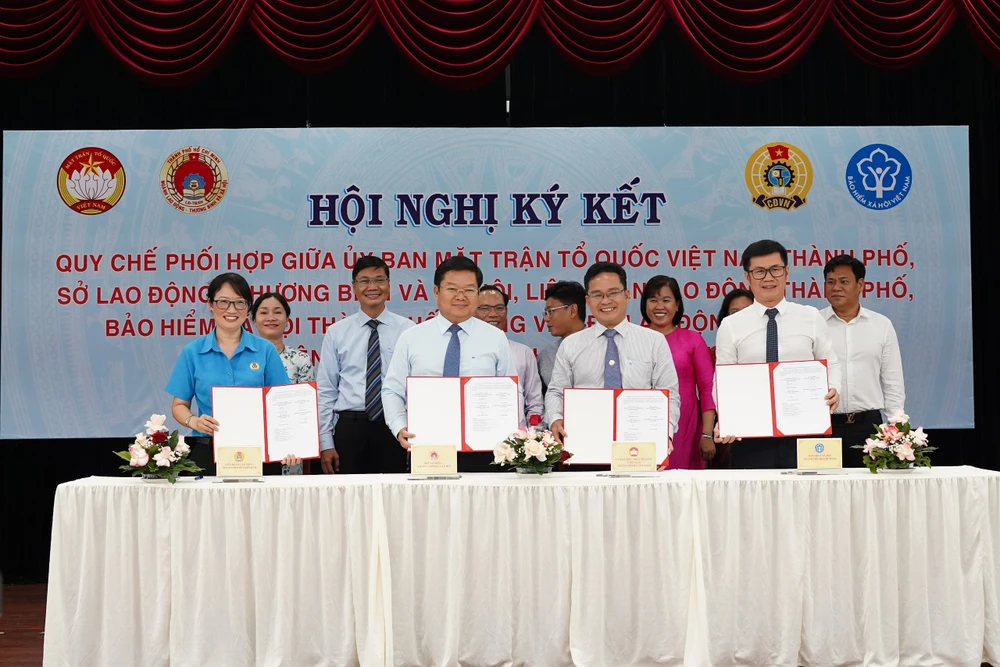 Các đơn vị tham gia ký kết Quy chế phối hợp trong vấn đề lao động - việc làm trên địa bàn TP.HCM. Ảnh: T.V