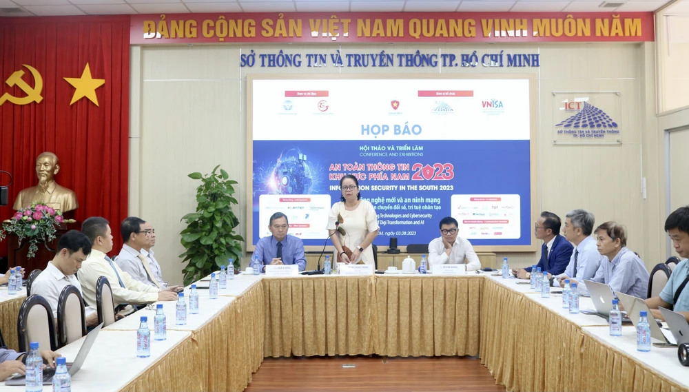 Phó Giám đốc Sở Thông tin và Truyền Thông TP.HCM Võ Thị Trung Trinh thông tin tại buổi họp báo. Ảnh: BẢO PHƯƠNG