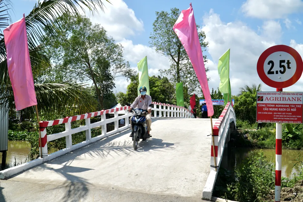 Cầu Ngang Rạch Cả Ngổ Cây khi chính thức lưu thông sẽ tạo điều kiện thuận lợi cho người dân đi lại, từ đó dễ dàng cho việc vận chuyển, giao lưu, trao đổi hàng hóa. Ảnh: BẢO PHƯƠNG