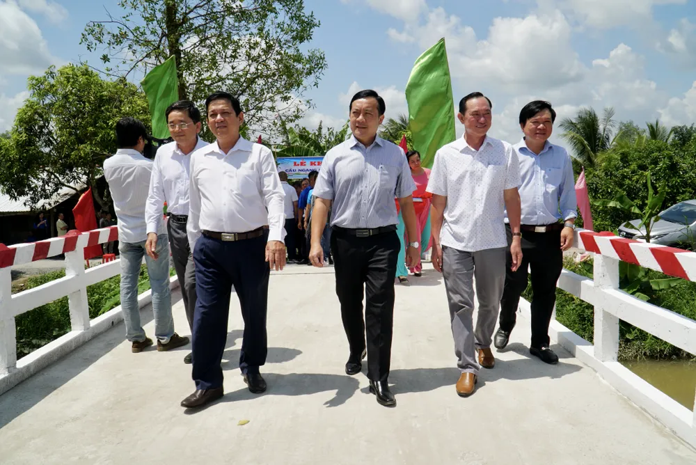 Ông Hà Phước Thắng (giữa), Phó trưởng đoàn ĐBQH TP.HCM cũng các đại biểu tham quan cầu sau khi khánh thành. Ảnh: BẢO PHƯƠNG