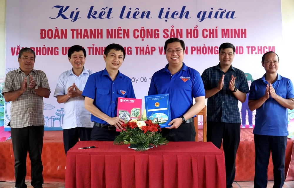 Ông Nguyễn Thanh Duy, Bí thư Đoàn Văn phòng UBND TP.HCM (phải) và ông Trần Viết Vinh - Bí thư Chi đoàn Văn phòng tỉnh Đồng Tháp (trái) thực hiện ký kết liên tịch. Ảnh: BẢO PHƯƠNG Ông Nguyễn Thanh Duy, Bí thư Đoàn Văn phòng UBND TP.HCM (phải) và ông Trần Viết Vinh - Bí thư Chi đoàn Văn phòng tỉnh Đồng Tháp (trái) thực hiện ký kết liên tịch. Ảnh: BẢO PHƯƠNG