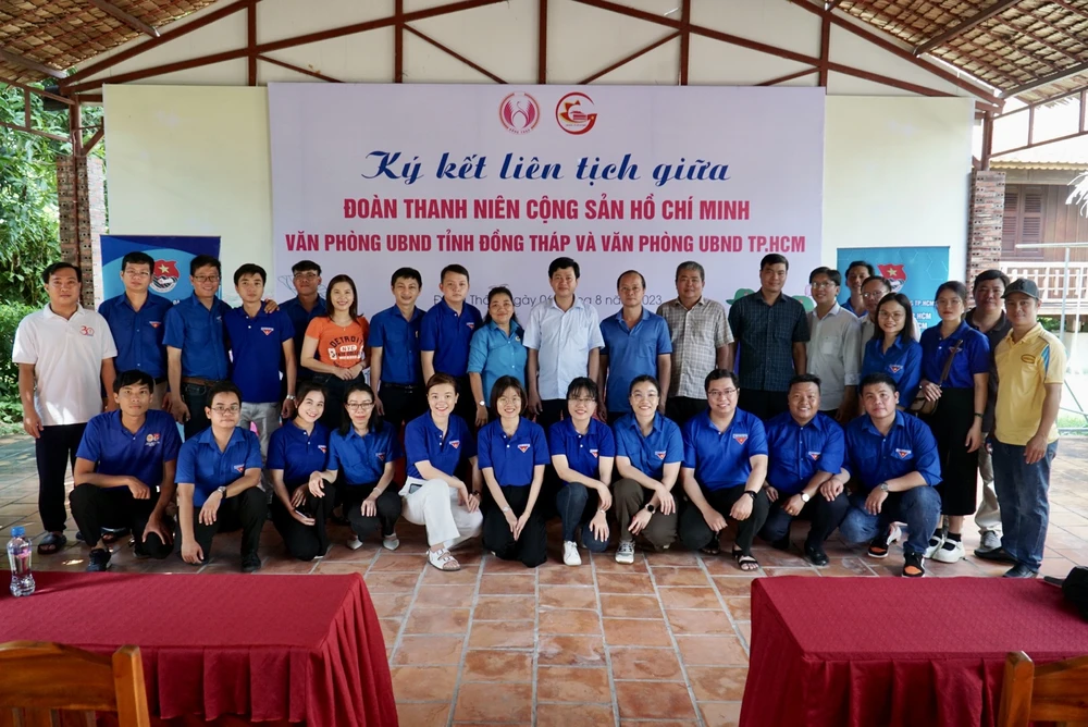 Hai đơn vị chụp ảnh lưu niệm tại buổi ký kết. Ảnh: BẢO PHƯƠNG Hai đơn vị chụp ảnh lưu niệm tại buổi ký kết. Ảnh: BẢO PHƯƠNG