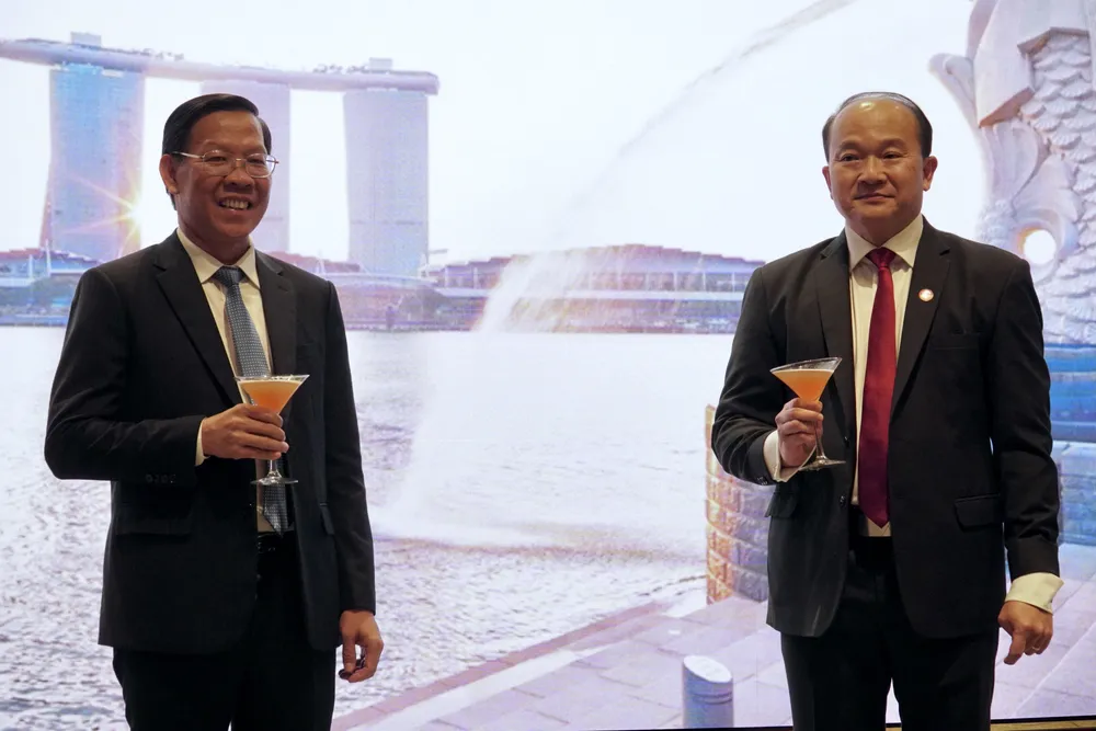 Chủ tịch UBND TP.HCM Phan Văn Mãi và Tổng lãnh sự Cộng hòa Singapore tại TP.HCM Roy Kho Ngee Seng nâng ly chúc mừng. Ảnh: BP Chủ tịch UBND TP.HCM Phan Văn Mãi và Tổng lãnh sự Cộng hòa Singapore tại TP.HCM Roy Kho Ngee Seng nâng ly chúc mừng. Ảnh: BP