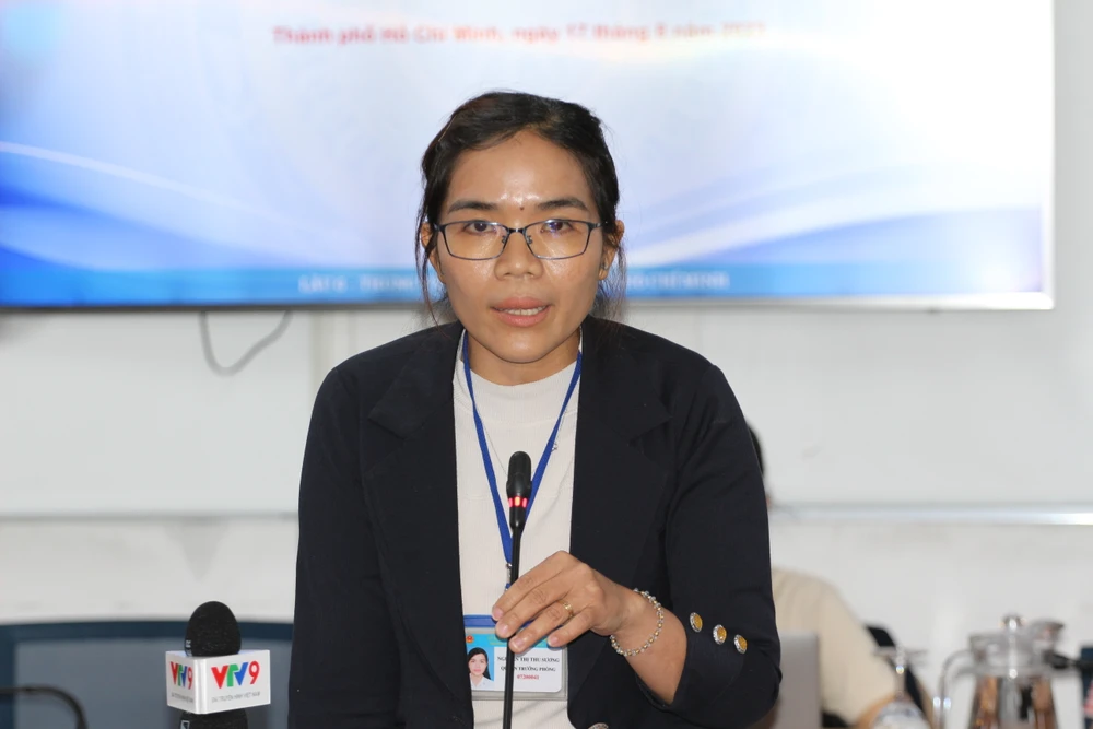 Bà Nguyễn Thị Thu Sương, đại diện Sở KH&amp;CN TP trao đổi với báo chí về lý do đề xuất mức lương 120 triệu đồng cho chức danh lãnh đạo làm khoa học. Ảnh: NGUYỄN NHÂN