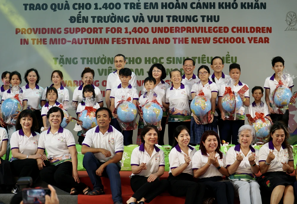 Chương trình “Cột mốc vàng” đã trao cho 1.400 học sinh có hoàn cảnh đặc biệt khó khăn. Ảnh: BẢO PHƯƠNG