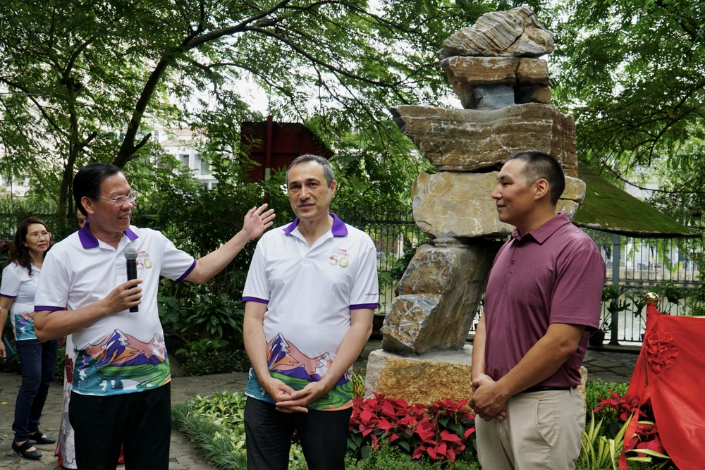 Chủ tịch UBND TP.HCM Phan Văn Mãi gửi lời cảm ơn Tổng lãnh sự quán Canada đã trao tặng tượng Inukshuk cho TP. Ảnh: BẢO PHƯƠNG