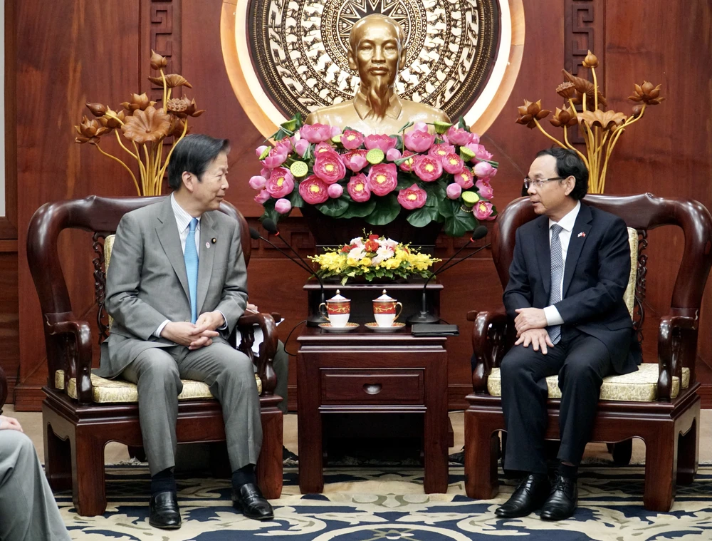 Bí thư Thành ủy TP.HCM Nguyễn Văn Nên (bìa phải) tiếp xã giao ông Yamaguchi Natsuo, Chủ tịch Đảng Công minh, Nhật Bản. Ảnh: BẢO PHƯƠNG