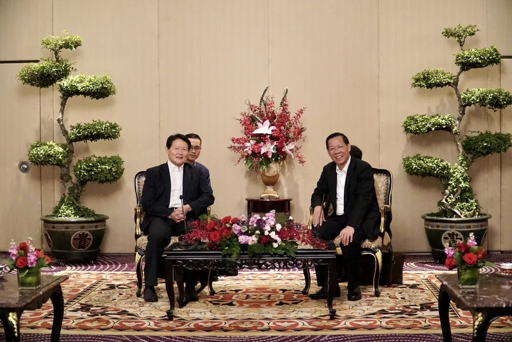 Chủ tịch UBND TP.HCM Phan Văn Mãi (bìa phải) tiếp ông Lý Trí Dũng, Chủ tịch Hội Nghiên cứu xây dựng Đảng toàn quốc Trung Quốc. Ảnh: BẢO PHƯƠNG