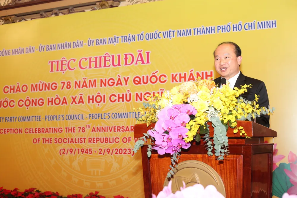 Trưởng đoàn Lãnh sự tại TP.HCM Roy Kho Ngee Seng gửi lời chúc mừng 78 năm Quốc khánh nước Cộng hòa Xã hội Chủ nghĩa Việt Nam. Ảnh: BẢO PHƯƠNG