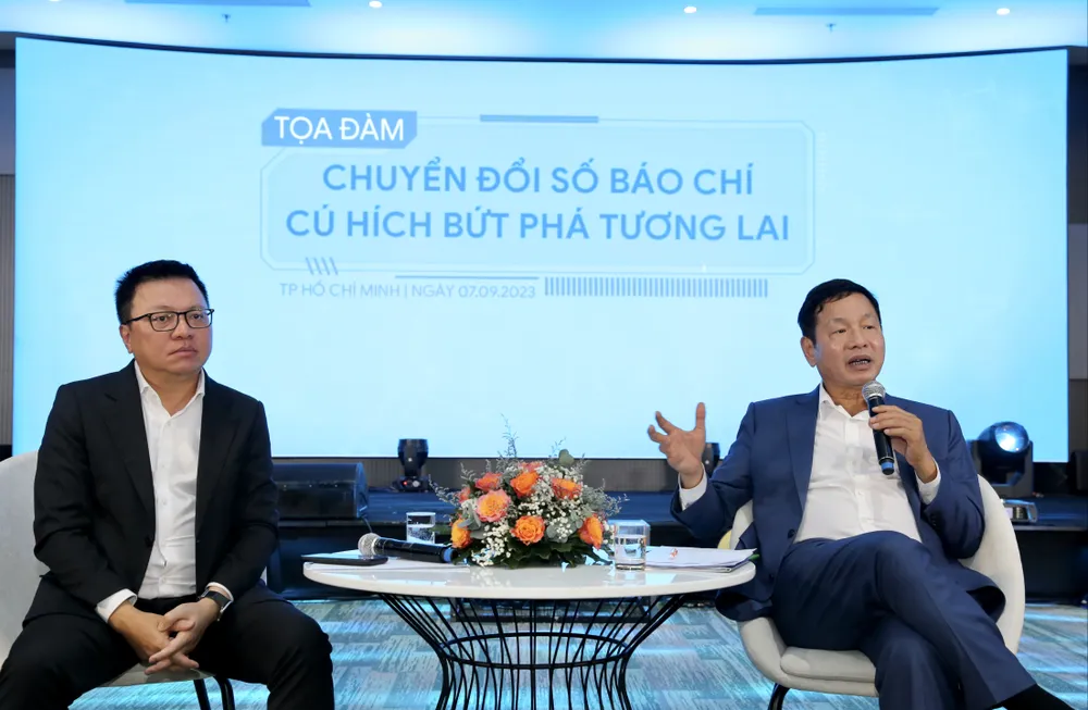 Ông Lê Quốc Minh, Phó Trưởng Ban Tuyên giáo Trung ương, Tổng Biên tập Báo Nhân Dân, Chủ tịch Hội Nhà báo Việt Nam (bìa trái) và ông Trương Gia Bình, Chủ tịch Tập đoàn FPT điều phối hoạt động thảo luận.