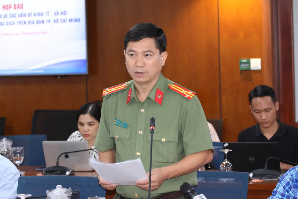 Thượng tá Lê Mạnh Hà thông tin về công tác PCCC của loại hình chung cư mini trên địa bàn TP. Ảnh: NGUYỄN NHÂN thuong-ta-le-manh-ha-cong-an-tphcm