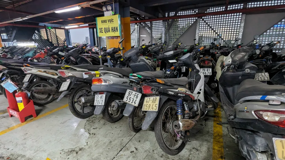 Khoảng 700 xe máy để lại tại sân bay Tân Sơn Nhất. Ảnh: BẢO PHƯƠNG bai-xe-san-bay-tphcm-1.jpg