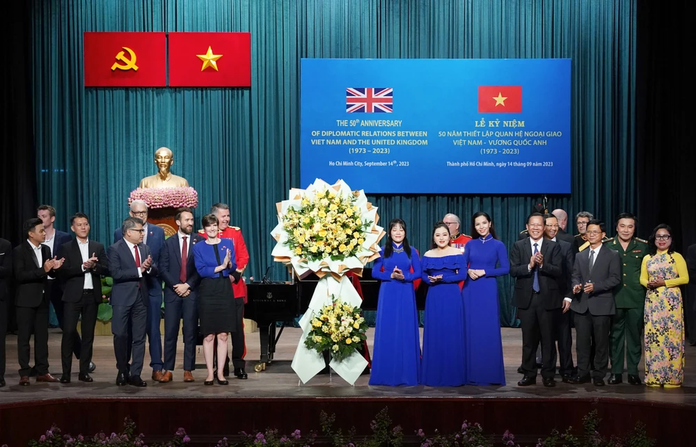 Các đại biểu chụp hình lưu niệm tại lễ kỷ niệm Ngày thiết lập quan hệ ngoại giao giữa Việt Nam và Vương quốc Anh. Ảnh: BẢO PHƯƠNG ky-niem-50-nam-viet-nam-anh