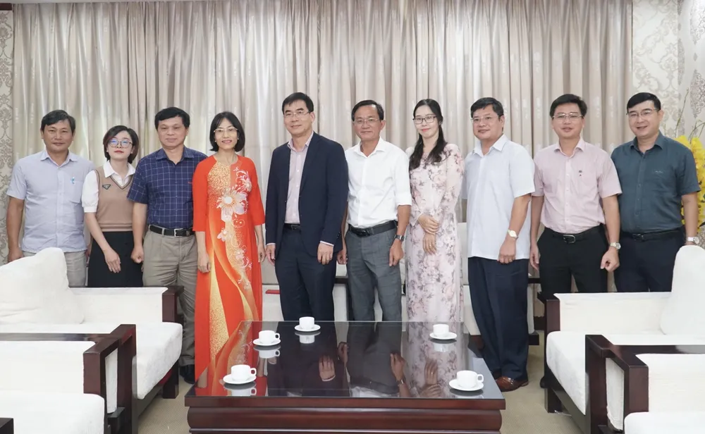 Đoàn trường Đại học Luật TP.HCM đến thăm, chúc mừng báo Pháp Luật TP.HCM nhân kỷ niệm 33 năm ngày thành lập báo. Ảnh: PHƯƠNG ĐẶNG Đại học Luật TP.HCM thăm báo Pháp Luật TP.HCM.