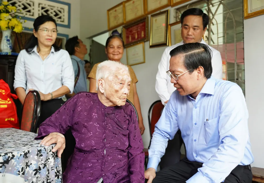 Chủ tịch UBND TP.HCM Phan Văn Mãi thăm Mẹ Việt Nam anh hùng Nguyễn Thị Phái. Ảnh: BẢO PHƯƠNG tham-me-viet-nam-anh-hung-cu-chi-2.jpg