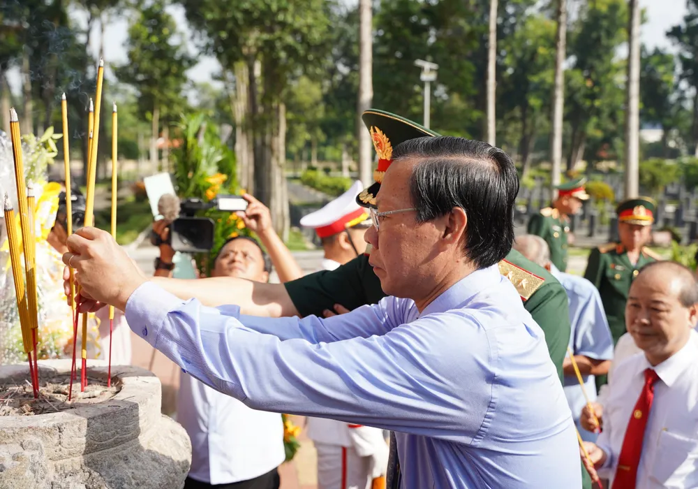 Chủ tịch UBND TP.HCM Phan Văn Mãi dâng hương các anh hùng liệt sĩ. Ảnh: BẢO PHƯƠNG tham-me-viet-nam-anh-hung-cu-chi-3.jpg