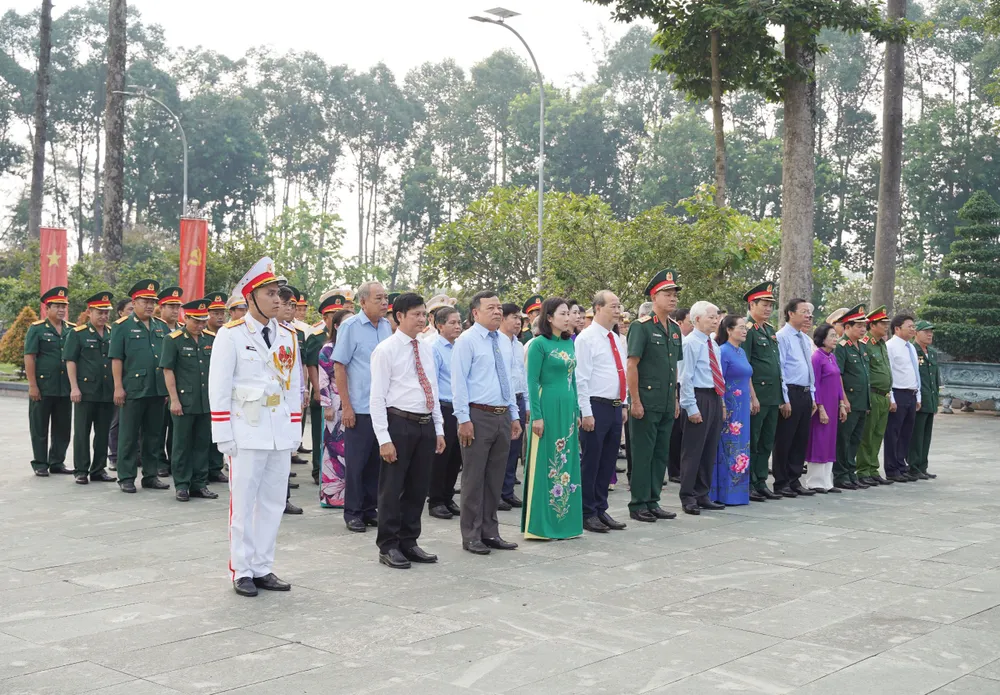 Đoàn lãnh đạo TP.HCM đến viếng và dâng hương tưởng niệm các anh hùng liệt sĩ tại Nghĩa trang liệt sĩ huyện Củ Chi. Ảnh: BẢO PHƯƠNG tham-me-viet-nam-anh-hung-cu-chi-4.jpg
