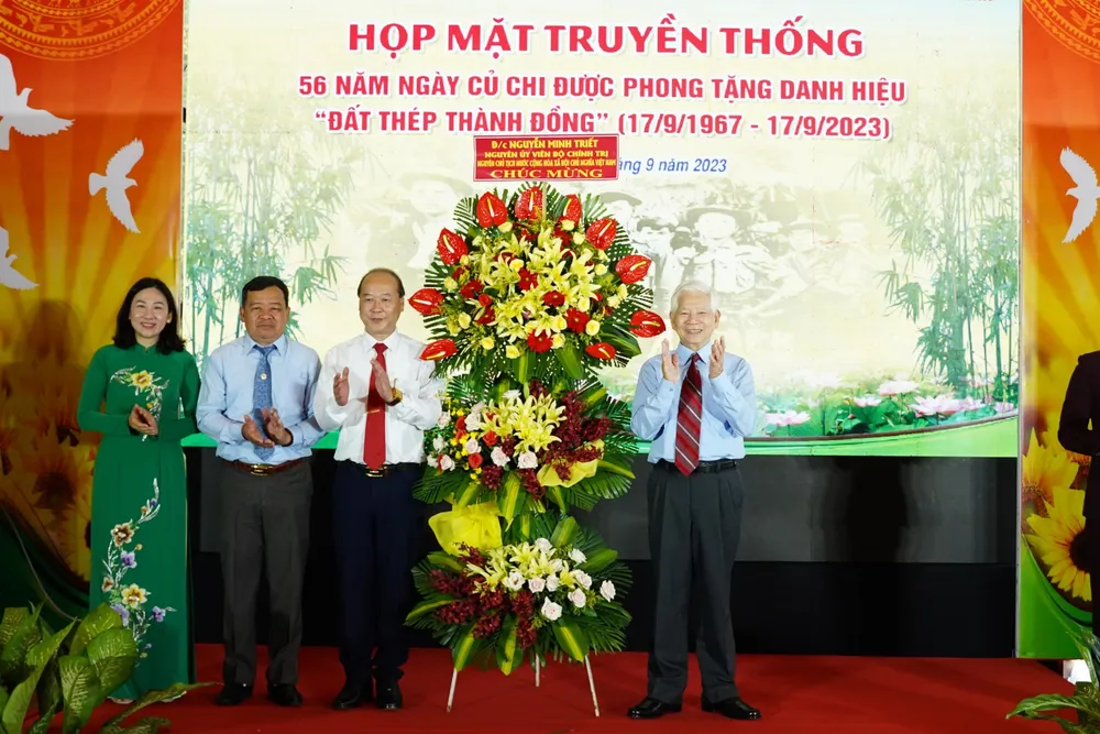 Nguyên Chủ tịch nước Nguyễn Minh Triết trao hoa chúc mừng cho huyện Củ Chi. Ảnh: BẢO PHƯƠNG z4701082415503_1214295b74cf1b2f5a32079b4722a6d1.jpg