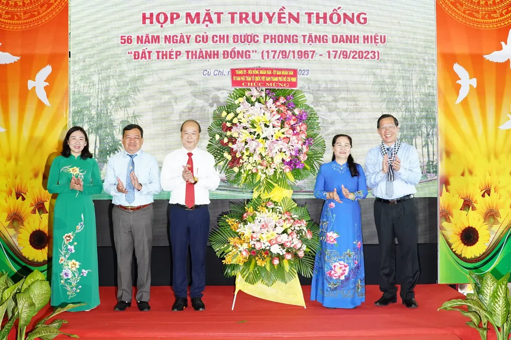 Chủ tịch UBND TP.HCM Phan Văn Mãi, Chủ tịch HĐND TP.HCM Nguyễn Thị Lệ trao hoa chúc mừng cho huyện Củ Chi. Ảnh: BẢO PHƯƠNG z4701082481551_01d27181b01800cbcf7baf11c412f765.jpg