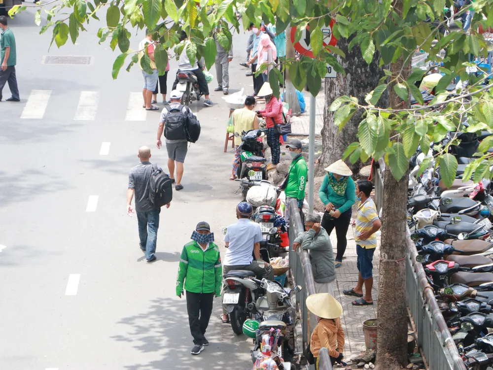 Một phần vỉa hè bệnh viện tại quận 5 được sử dụng để làm bãi giữ xe. Ảnh: BẢO PHƯƠNG TP.HCM thu phí sử dụng tạm thời lòng đường.