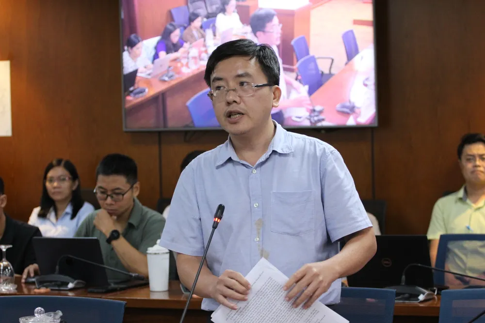 Đại diện Sở GTVT TP.HCM thông tin về việc triển khai thu phí sử dụng tạm thời lòng đường, hè phố trên địa bàn. Ảnh: NGUYỄN NHÂN TP.HCM thu phí sử dụng tạm thời lòng đường