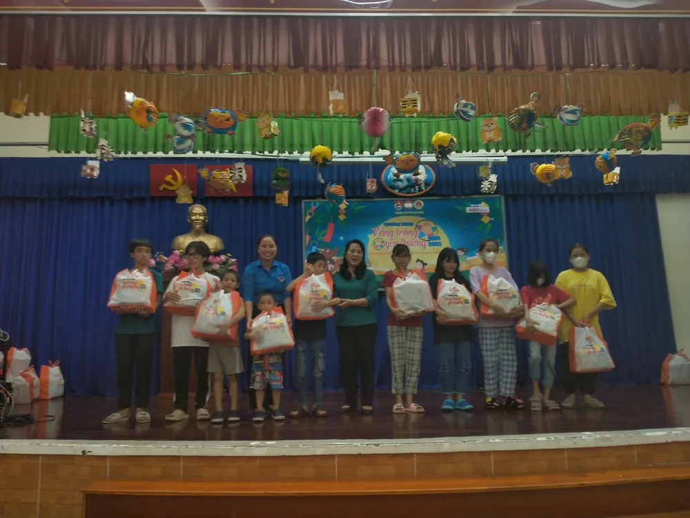 Chủ tịch Uỷ ban MTTQ Việt Nam TP.HCM Trần Kim Yến trao quà trung thu cho các em thiếu nhi. Ảnh: HỒNG THẮM trung thu