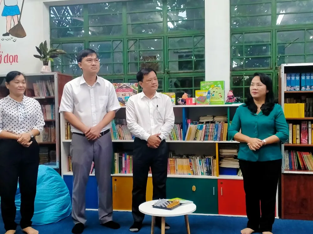 Các đơn tham quan công trình măng non “Không gian đọc sách và sinh hoạt Đội”. Ảnh: HỒNG THẮM trung-thu-4.jpg