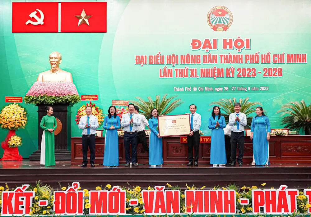 Bí thư TP.HCM Nguyễn Văn Nên trao bảng đồng chúc mừng Ban chấp hành nhiệm kỳ mới. Ảnh: HUỲNH THƠ hoi-nong-dan-2.jpg