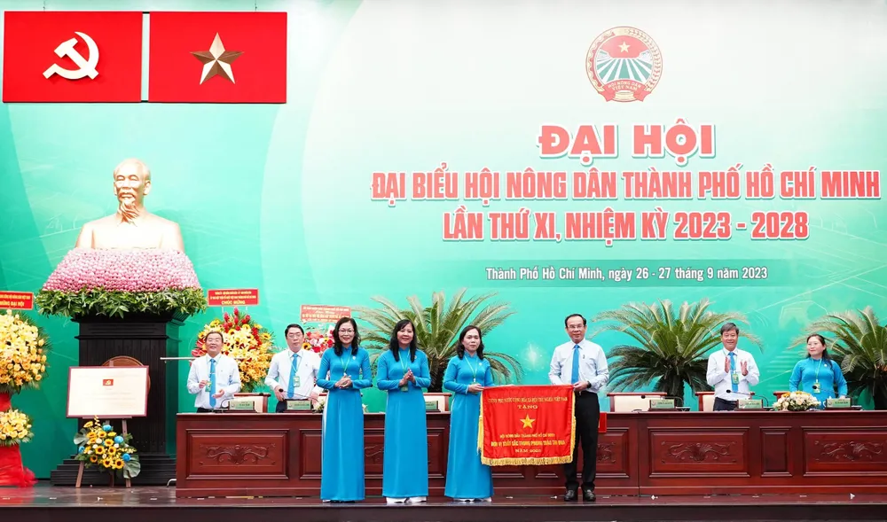 Bí thư Nguyễn Văn Nên trao cờ thi đua của Chính phủ cho Hội nông dân TP.HCM. Ảnh: HUỲNH THƠ hoi-nong-dan-3.jpg