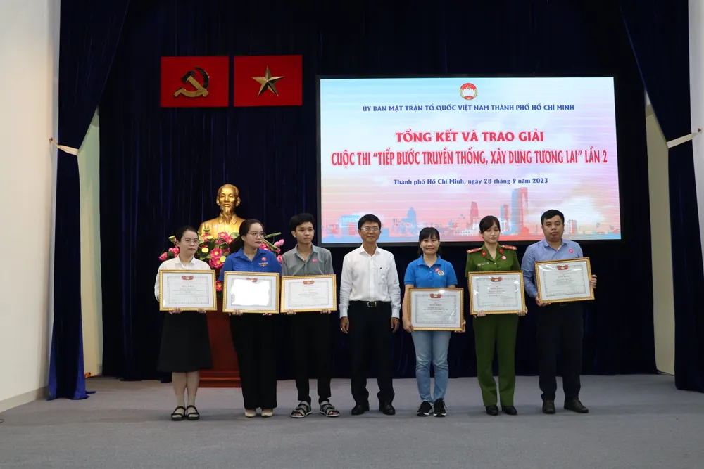 Ông Nguyễn Lê Thu, Trưởng Ban Tuyên giáo đối ngoại Ủy ban MTTQ Việt Nam TP.HCM, trao bằng khen cho các cá nhân đạt giải khuyến khích trong cuộc thi. Ảnh: BP tiep-buoc-truyen-thong-1.JPG