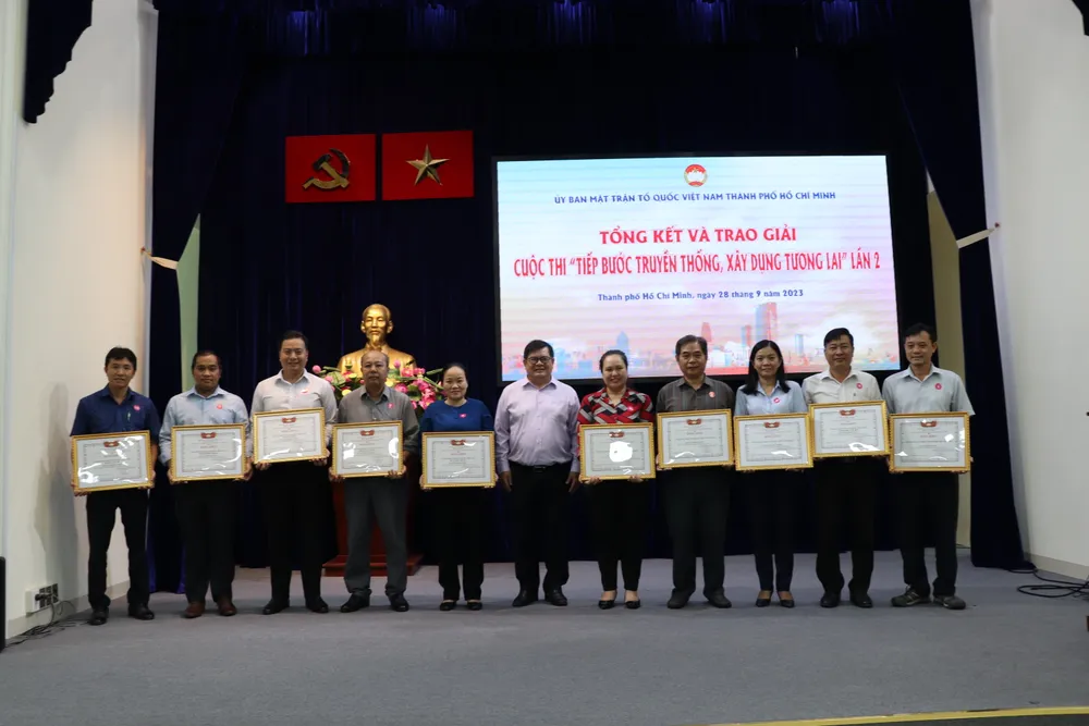 Ông Ngô Thanh Sơn, Phó Chủ tịch Uỷ ban MTTQ Việt Nam TP.HCM, trao bằng khen 10 tập thể có thành tích xuất sắc trong cuộc thi "Tiếp bước truyền thống, xây dựng tương lai" lần 2. Ảnh: BP Tiếp bước truyền thống