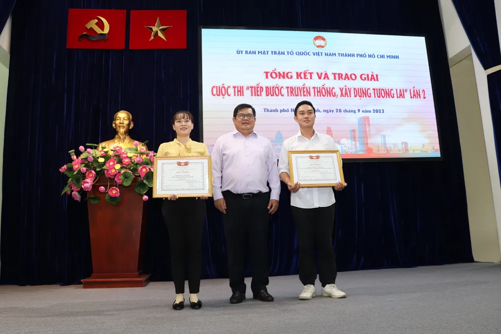 Phó Chủ tịch Uỷ ban MTTQ Việt Nam TP trao bằng khen cho giải ba cuộc thi "Tiếp bước truyền thống, xây dựng tương lai" lần 2. Ảnh: BP tiep-buoc-truyen-thong-4.JPG