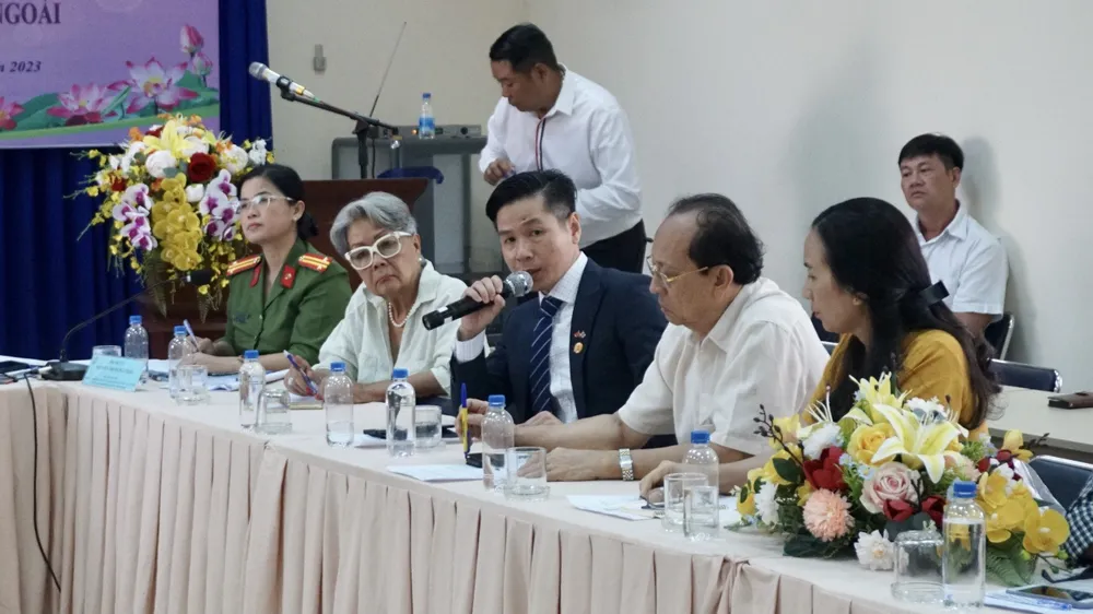 Anh Phan Ty, kiều bào Anh nêu ý kiến. Ảnh: H.T kieu-bao-1.jpg